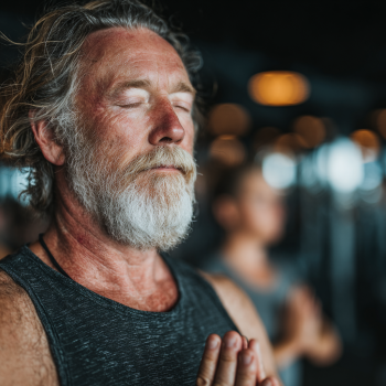 Літні люди займаються йогою